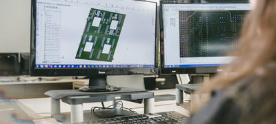 prodesign-1-pcb-layout-leiterplatten-design-München-Bruckmühl-zwei-monitore